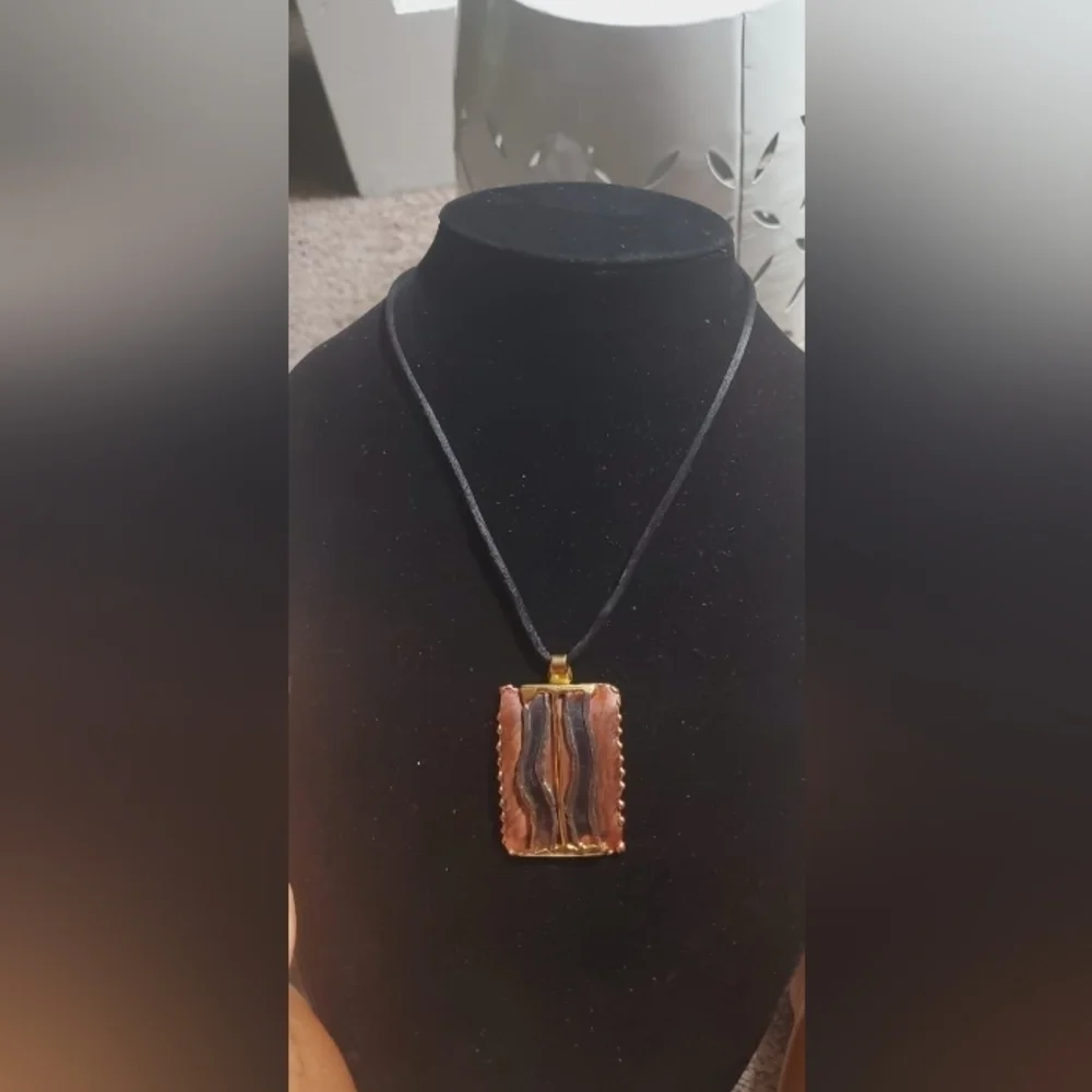 Natural Stone Pendant Necklace. 🌴